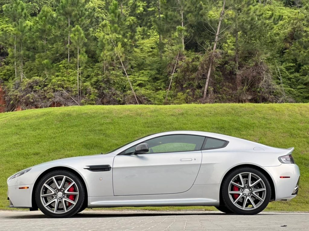 Aston Martin Vantage S V8 2011